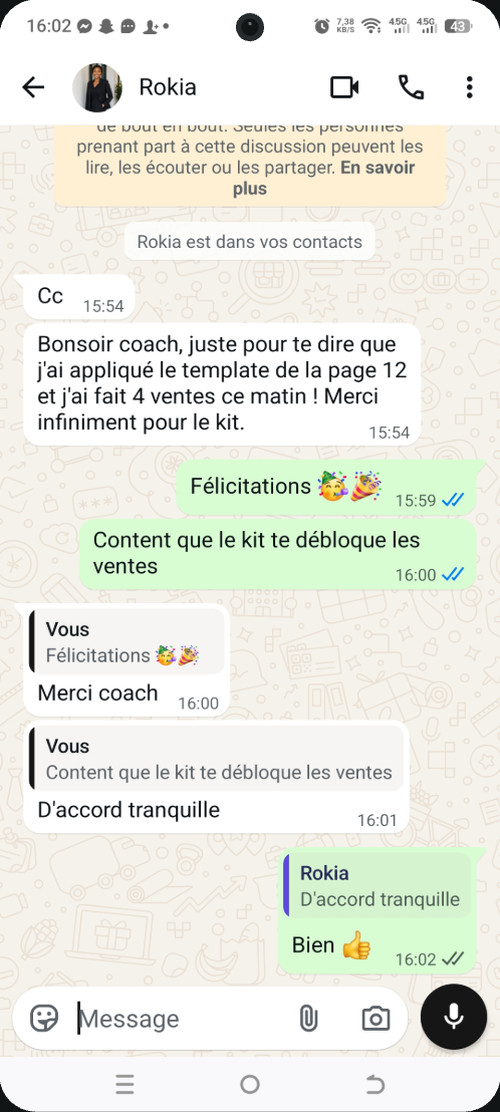 Message WhatsApp d'une cliente : elle a appliqué un template du kit et fait ses premières ventes.